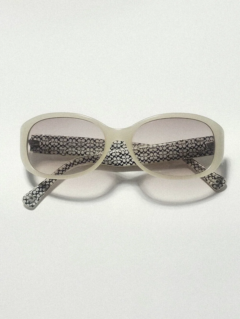Coach HC8046 Ivory Signature Sunglasses with Case Women Authentic Used